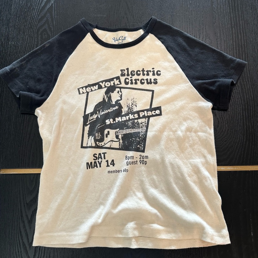 Graphic Tee crop top.